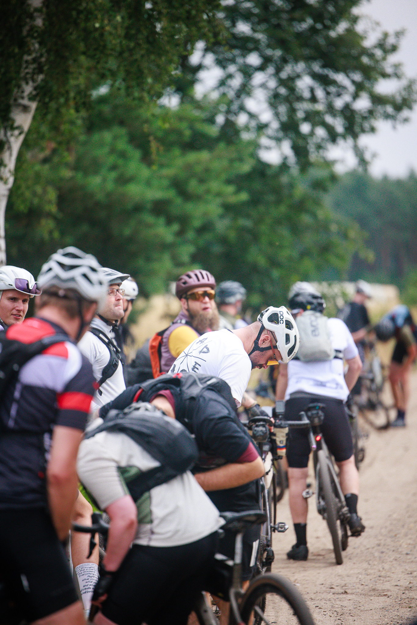 Gravel-Fahrerinnen und -Fahrer bei einer gemeinsamen RAWGRAVEL Ausfahrt